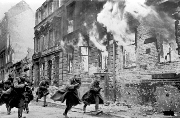 Soviet soldiers attack down a Berlin street. Russian State Archives.