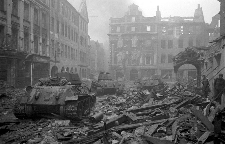 Soviet-tanksd-advance-through-shattered-berlin-streets.jpg